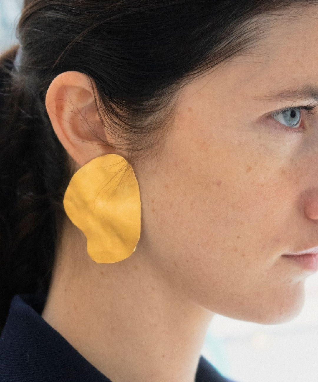 Les feuilles de l'Édition 01 ont été fabriquées à la main par nos artisans en Espagne, après avoir été dessinées par Barbara à Paris. Des boucles d’oreilles de caractère intemporelles à la texture unique disponible en laiton recyclé et plaqué or pur (24 carats, trois microns).