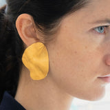 Les feuilles de l'Édition 01 ont été fabriquées à la main par nos artisans en Espagne, après avoir été dessinées par Barbara à Paris. Des boucles d’oreilles de caractère intemporelles à la texture unique disponible en laiton recyclé et plaqué or pur (24 carats, trois microns).