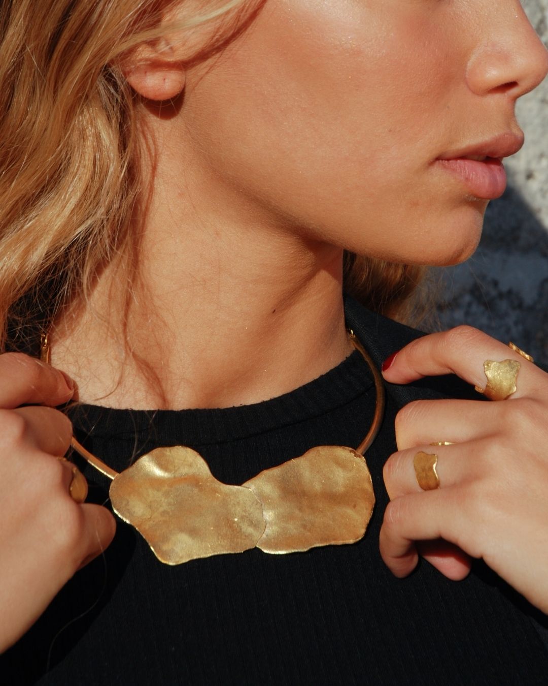 Le collier de l'Édition 01 a été fabriqué à la main par nos artisans en Espagne, après avoir été dessiné par Barbara à Paris. Un collier de caractère intemporel à la texture unique disponible en laiton recyclé et plaqué or pur (24 carats, trois microns).