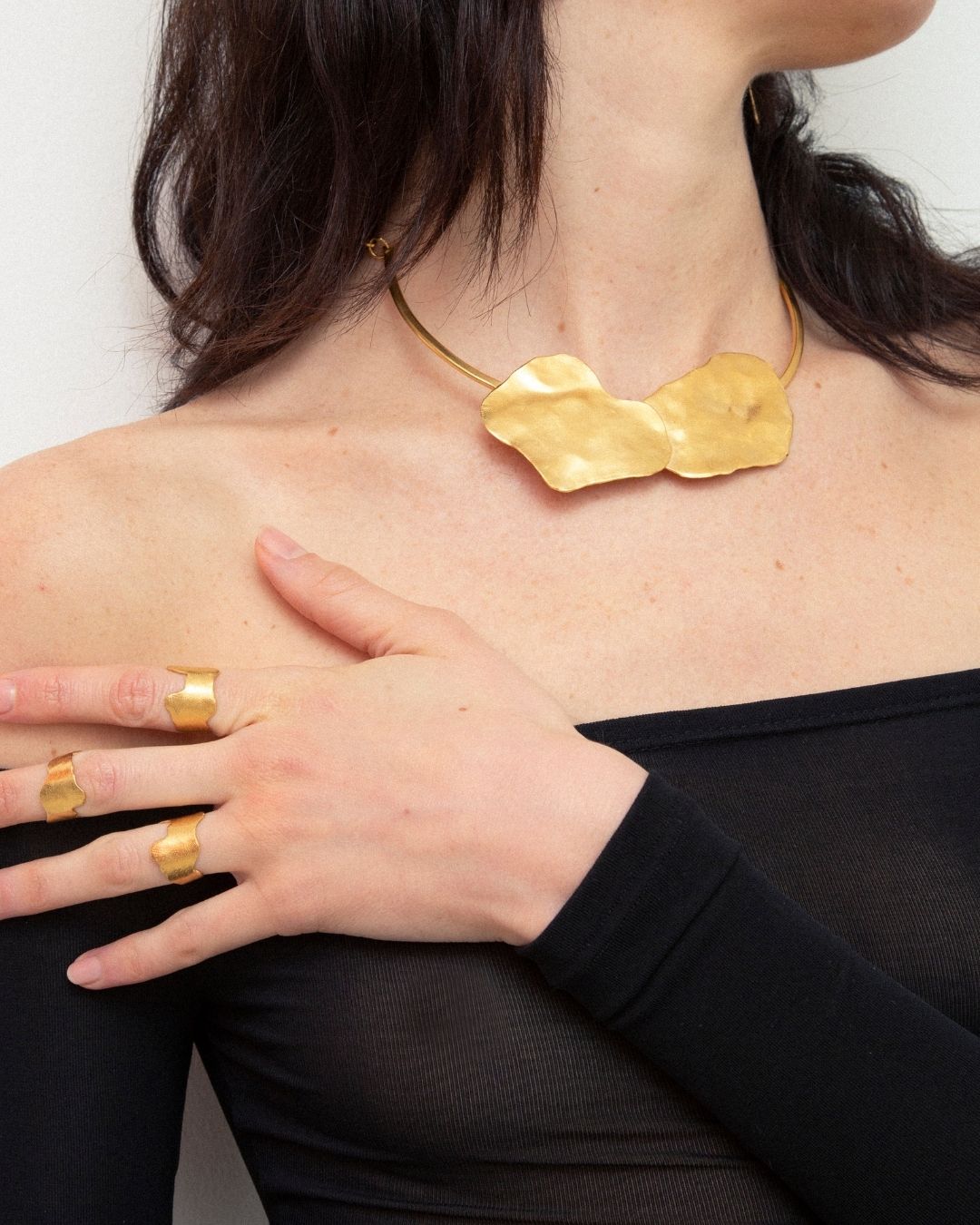 Le collier de l'Édition 01 a été fabriqué à la main par nos artisans en Espagne, après avoir été dessiné par Barbara à Paris. Un collier de caractère intemporel à la texture unique disponible en laiton recyclé et plaqué or pur (24 carats, trois microns).