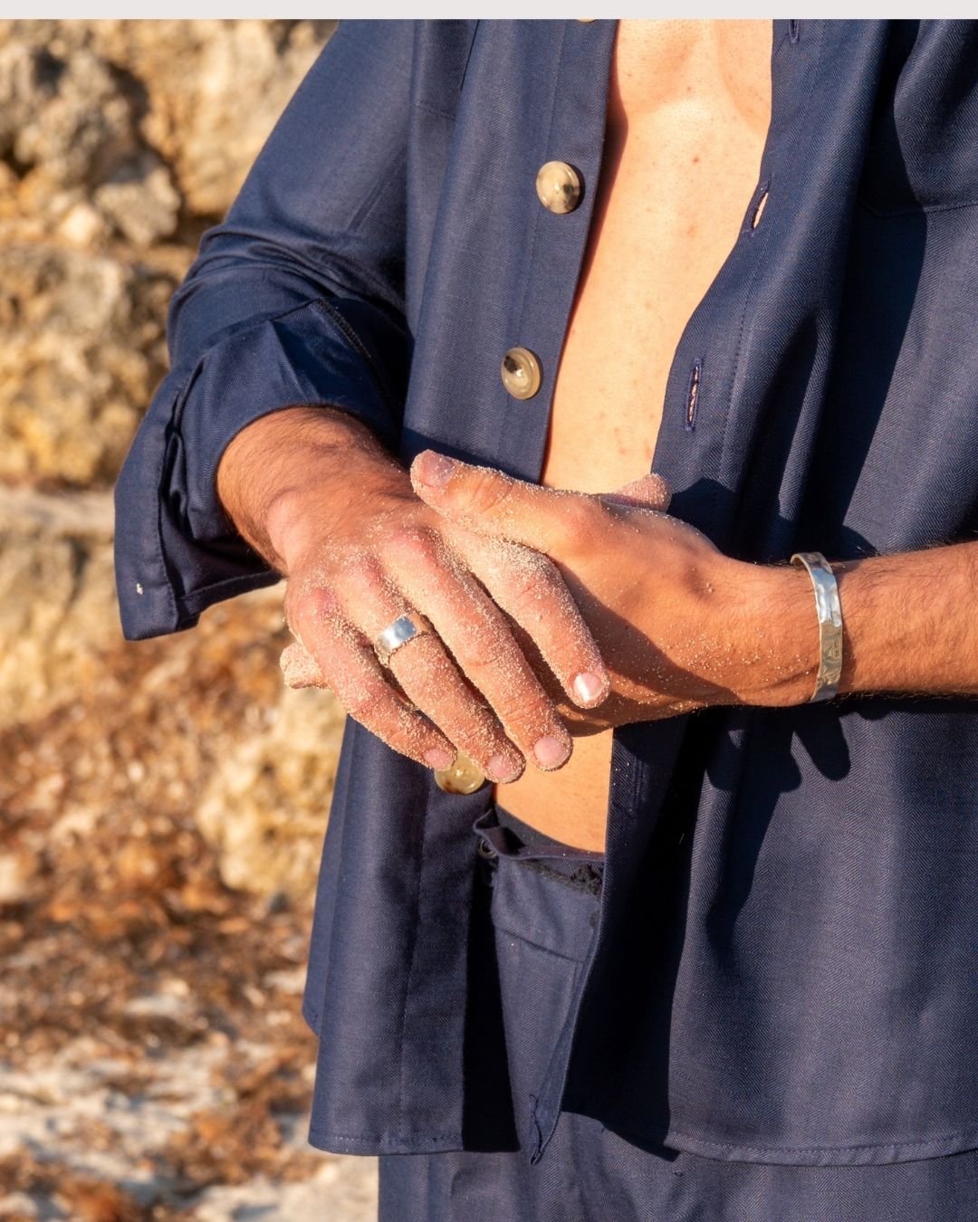 L’anneau ouvert de l'Édition 02 a été fabriqué à la main par nos artisans en Espagne, après avoir été dessiné par Barbara à Paris. Une bague ajustable, minimaliste et intemporelle à la texture unique disponible en laiton recyclé et plaqué or pur (24 carats, 3 microns) et en argent 925.