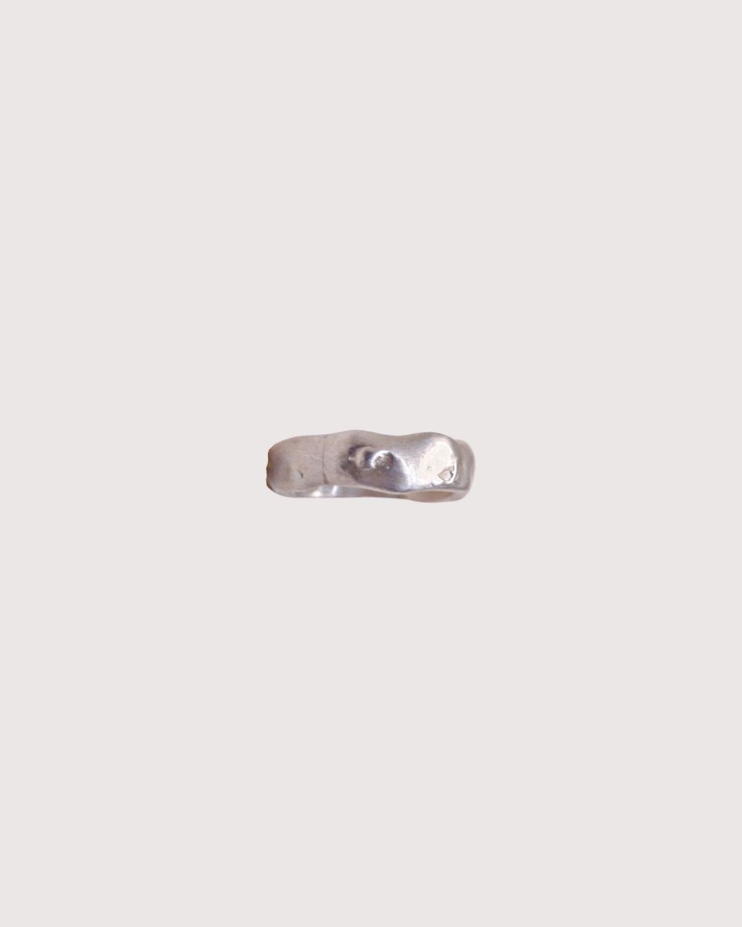 L’anneau moyen de l'Édition 02 a été fabriqué à la main par nos artisans en Espagne, après avoir été dessiné par Barbara à Paris. Une bague minimaliste et intemporelle à la texture unique disponible en laiton recyclé et plaqué or pur (24 carats, 3 microns) et en argent 925.